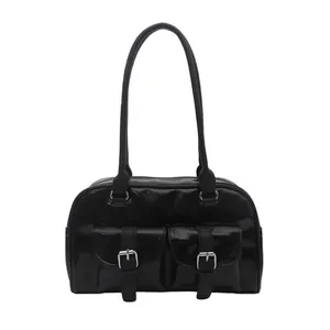 Schwarze Bowlingtasche in Glanzoptik mit Vordertaschen und langen Trägern