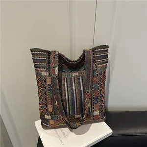 Sac cabas ethnique tissé avec motifs géométriques colorés et grande capacité femme