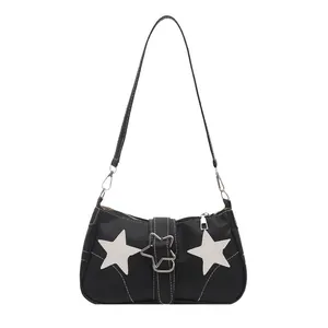 Schwarze Denim-Achseltasche mit weißen Stern-Patches und silberner Stern-Schnalle