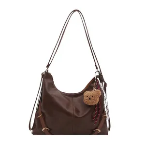 Grand sac fourre-tout en cuir marron avec breloque ours et ruban décoratif élégant