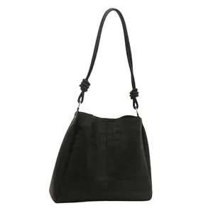 Elegante borsa tote nera con stampa coccodrillo e tracolla decorativa con dettaglio a nodo