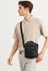 Detailansicht der schwarzen Herrentasche aus Leder mit Narbenstruktur und Reißverschlüssen