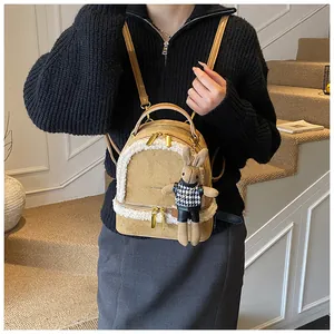 Details des Plüschrucksacks aus Kamel-Wildleder mit Lammfellimitat und Hasenanhänger