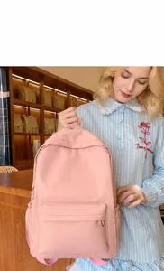 Lifestyle-Foto eines stylischen rosa Rucksacks mit großem Fassungsvermögen in einem Shop
