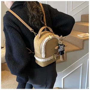 Detail eines Mini-Plüschrucksacks in Camel mit Lammfellimitat und Hasen-Anhänger