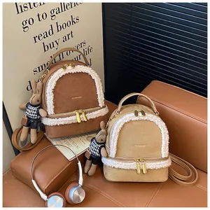 Detailansicht der Winter-Plüsch-Minirucksäcke in Braun und Beige mit Hasenanhängern