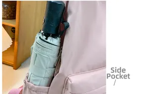 Seitenfach-Detail des rosa Freizeitrucksacks mit Schirm zur Kapazitätsanzeige