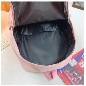 Nahaufnahme des geräumigen Hauptfachs und der schwarzen Innentasche des rosa Rucksacks