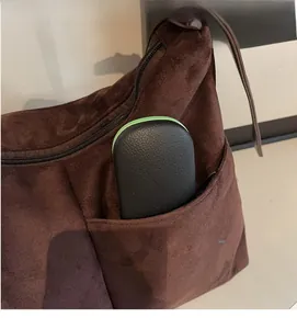 Vue détaillée de la poche en daim marron avec insert noir élégant pour sac cabas femme
