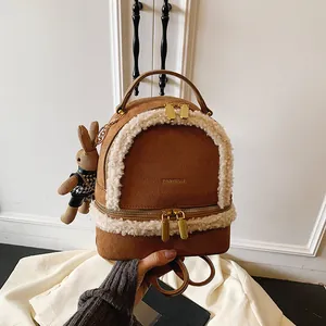 Mini brauner Wildleder-Rucksack mit weißem Plüschbesatz und Hasenanhänger