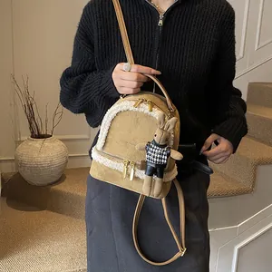 Brauner Mini-Rucksack aus Plüsch mit Kunstpelzbesatz und Hasenanhänger für Damen