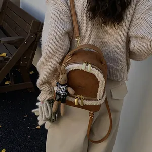 Brauner Plüschrucksack aus mattem Leder mit Lammfellbesatz und Hasenanhänger für Damen