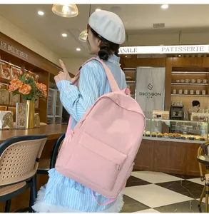 Seitenansicht des rosa Rucksacks mit großem Fassungsvermögen getragen von Model