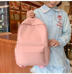 Minimalistischer rosa Rucksack mit großem Fassungsvermögen und wasserfestem Stoff