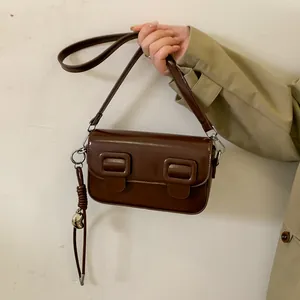 Vintage donkerbruine rechthoekige crossbodytas met dubbele gespen en lange schouderriem