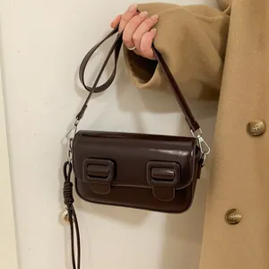 Klassieke donkerbruine rechthoekige crossbodytas met glanzende afwerking en gespen