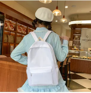 Detailansicht eines minimalistischen weißen Rucksacks mit großem Fassungsvermögen