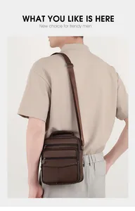 Dunkelbraune Leder-Umhängetasche mit Litschi-Struktur am Model von der Rückseite gesehen