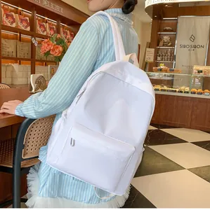 Detail eines minimalistischen weißen Rucksacks mit großem Fassungsvermögen im Alltag