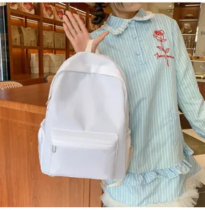 Nahaufnahme des minimalistischen weißen Nylon-Rucksacks mit Mehrfachtaschen-Design