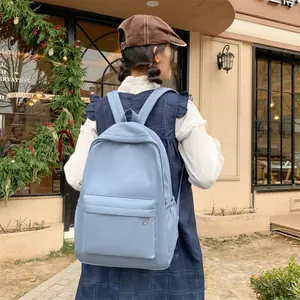 Himmelblauer Nylon-Rucksack mit großer Fronttasche und Seitentaschen in Außenansicht