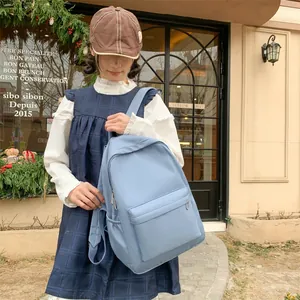 Detailansicht eines blauen Canvas-Rucksacks mit großem Hauptfach und vorderer Tasche