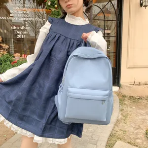 Hellblauer wasserfester Nylon-Rucksack mit großem Hauptfach und aufgesetzter Fronttasche