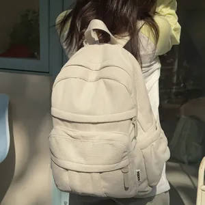 Detailansicht eines cremefarbenen Cord-Rucksacks mit verstellbaren Trägern am Rücken
