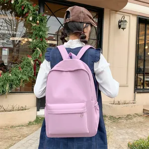 Outdoor-Modellfoto zeigt den geräumigen lila Nylon-Rucksack mit praktischem Design