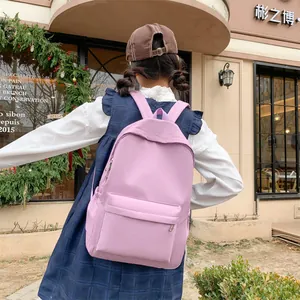 Detail eines fliederfarbenen Rucksacks mit Vordertasche und strapazierfähigem Nylon
