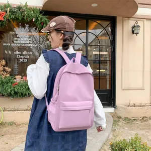 Seitenansicht des großen lavendelfarbenen Rucksacks mit breiten Gurten und Seitentaschen