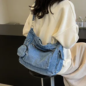 Grand sac bandoulière en jean bleu délavé avec poches multiples et petit porte-monnaie
