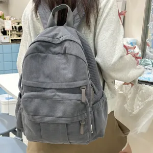 Grauer Cord-Rucksack in minimalistischem Design mit großer Fronttasche und Seitenfächern