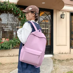Detailaufnahme eines großen lavendelfarbenen minimalistischen Rucksacks für Damen