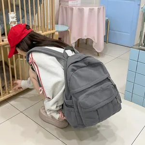 Detailansicht grauer Cord-Rucksack mit weicher Textur und geräumiger Seitentasche