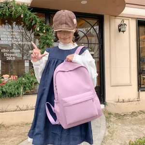 Detailaufnahme eines lila Rucksacks mit großem Fassungsvermögen und Frontreißverschlusstasche