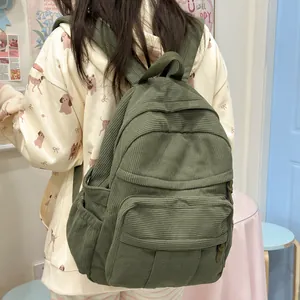 Minimalistischer olivgrüner Cord-Rucksack für Damen mit weicher Textur und Seitentaschen