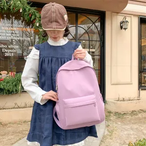 Lifestyle-Foto im Freien eines hellvioletten minimalistischen Rucksacks in Straßenszene