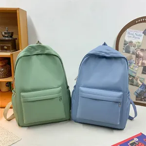 Detailaufnahme von minimalistischen Canvas-Rucksäcken in Salbeigrün und Nebelblau mit viel Platz