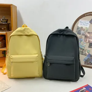 Nahaufnahme von gelben und schwarzen Rucksäcken auf einem Schreibtisch im Uni-Stil