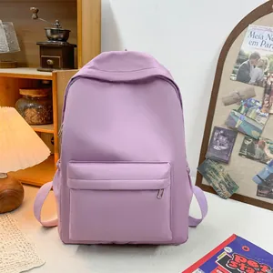 Detailansicht des lila Nylon-Rucksacks mit Fronttasche und Seitentasche für Flaschen