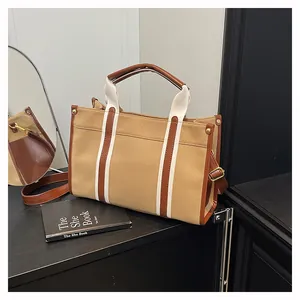 Detailansicht der Canvas-Tasche mit Lederbesatz und verstellbarem Riemen zum Umhängen