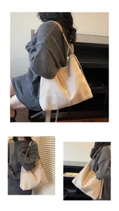 Détail de la couture et de la poche latérale sur le grand sac cabas hobo de couleur beige