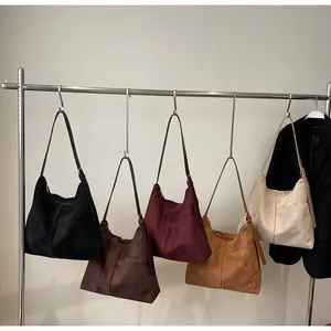Sacs Hobo en cinq couleurs sur support montrant la texture daim et les coutures