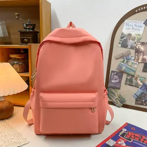 Detail eines rosa Nylonrucksacks mit großem Hauptfach und vorderer Reißverschlusstasche