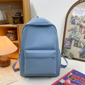 Detailansicht eines hellblauen minimalistischen Rucksacks mit Seitentasche und Frontfach