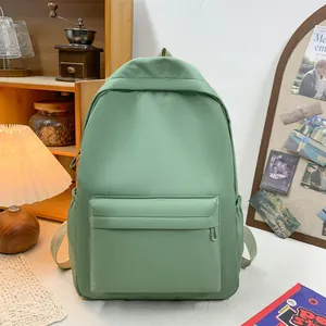 Detailansicht des hellgrünen Freizeitrucksacks mit Fronttasche und seitlichem Flaschenfach