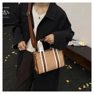 Detailansicht der großen Canvas-Tragetasche mit Lederbesatz und praktischer Vordertasche