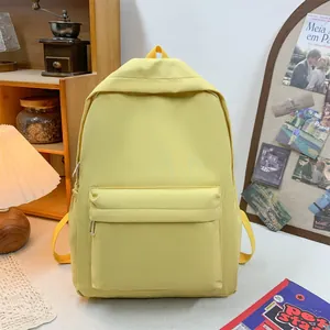 Detailansicht eines gelben Nylon-Rucksacks mit großem Fassungsvermögen in wohnlicher Umgebung