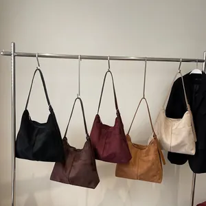 Sacs hobo tendance en daim de cinq couleurs unies pour un style automne-hiver chic